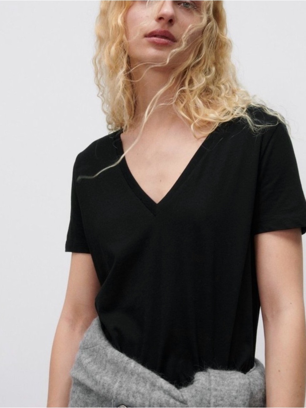 Zara Woman New V-Neck Classic Tee in Black NWT